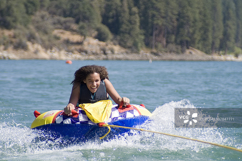 在湖上享受夏日乐趣图片素材