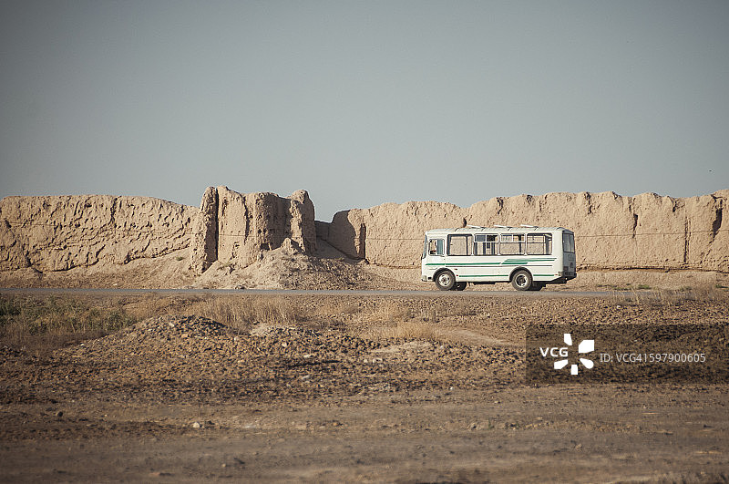 土库曼斯坦马雷附近的公共汽车图片素材