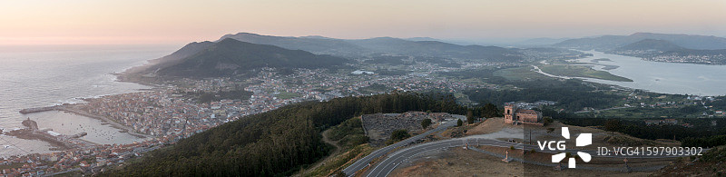从圣特克拉山拍摄的阿瓜尔达镇和米尼奥河口全景图片素材