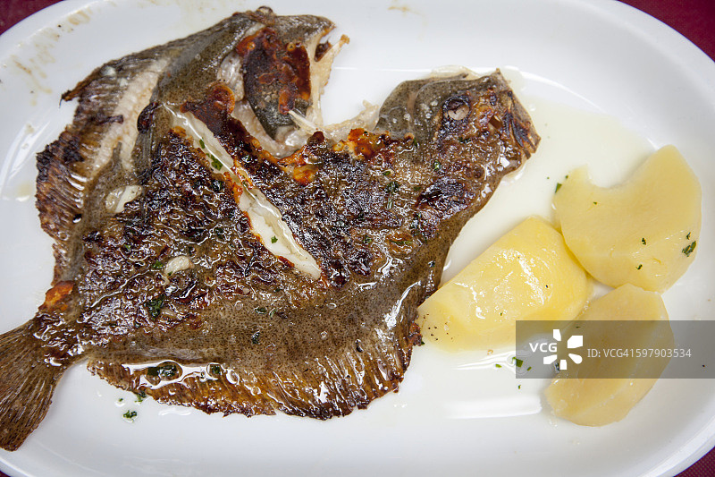 大菱鲆和煮土豆图片素材