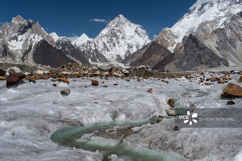 前往阿里营地的途中拍摄的乔戈里峰景色图片素材