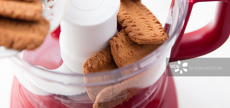 食品加工机中的巴斯托涅饼干图片素材