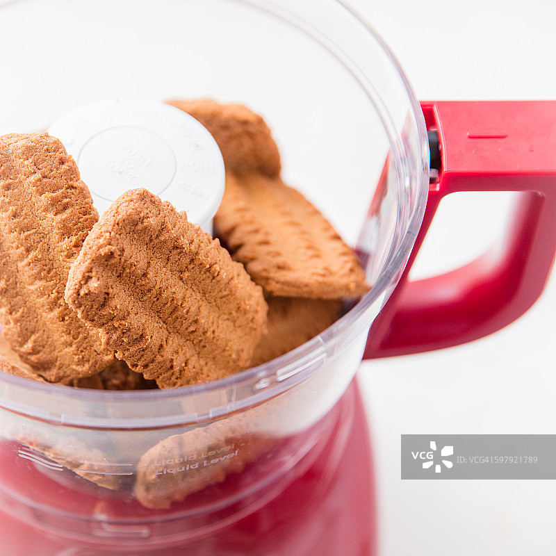 碗里放着饼干的红色食品加工机图片素材