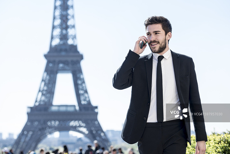 年轻的巴黎男商人自然肖像图片素材