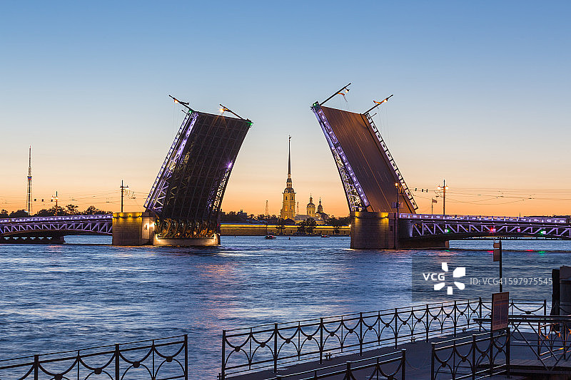 俄罗斯圣彼得堡夜晚开启的桥梁图片素材