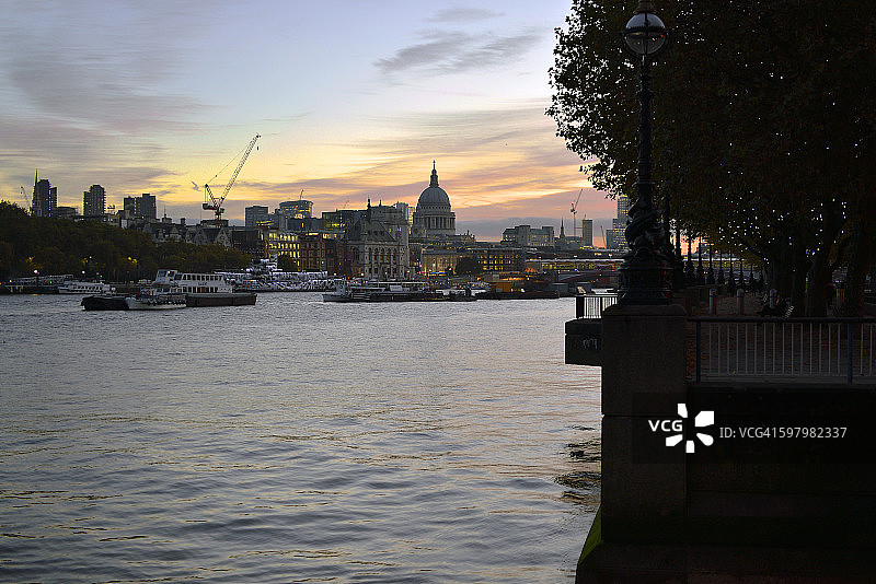 沉睡中醒来的城市图片素材