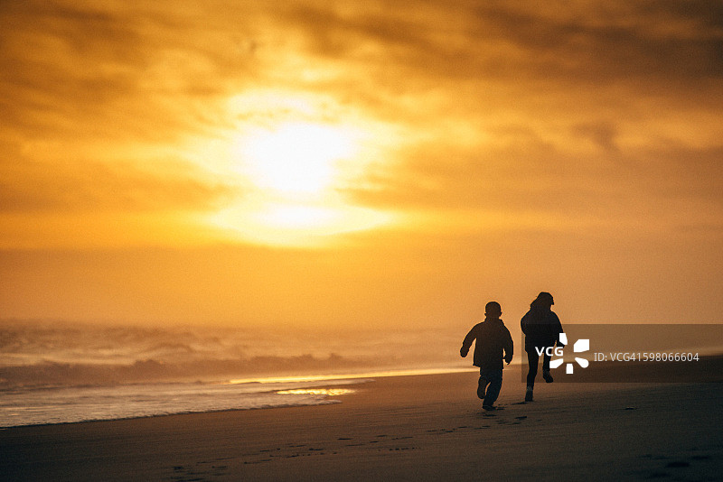 孩子们奔向阳光图片素材