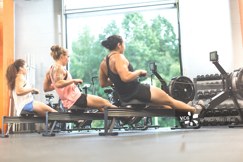 女性在划船机上进行交叉训练图片素材