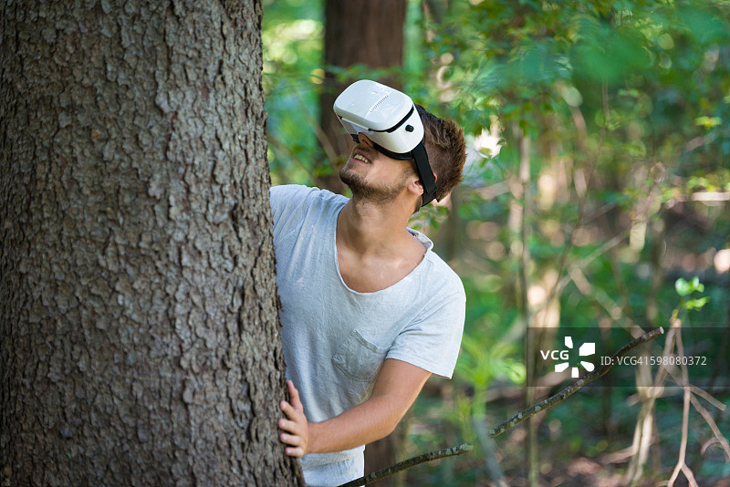 快乐的男人体验使用VR头显眼镜图片素材