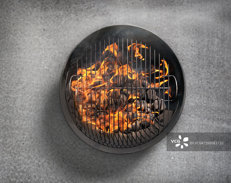 混凝土露台上的木炭烧烤图片素材