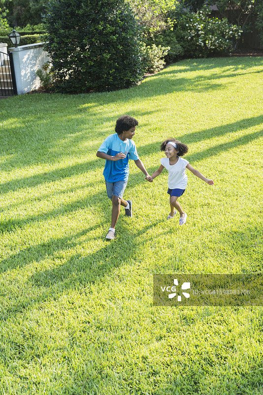 在公园里玩耍的混血兄妹图片素材