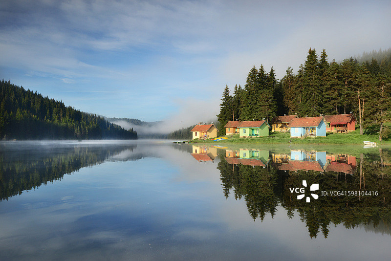 岸边房屋及其倒影图片素材