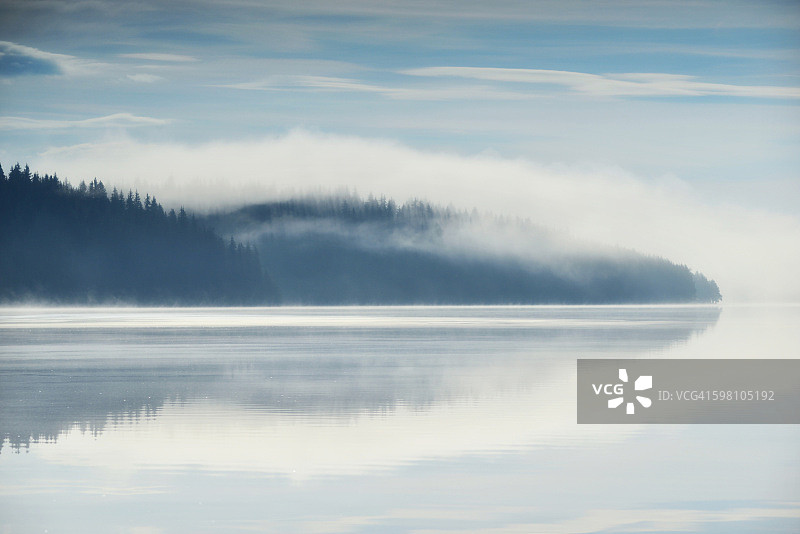 朦胧的蓝色镜子图片素材