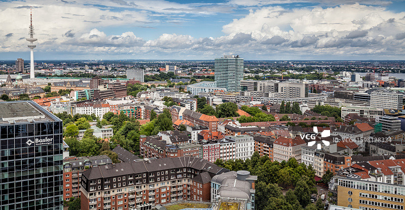 从圣米歇尔教堂塔顶俯瞰汉堡图片素材