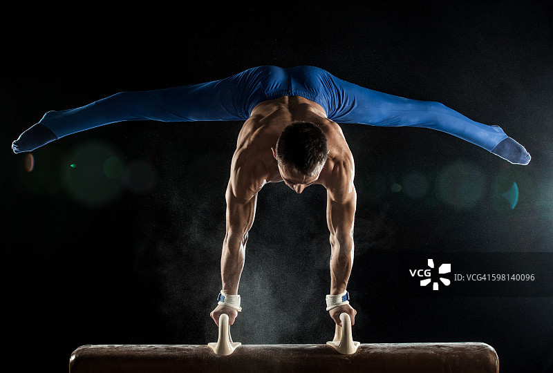 在鞍马上做倒立的男人图片素材