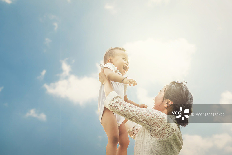 母亲和孩子共享美好时光图片素材