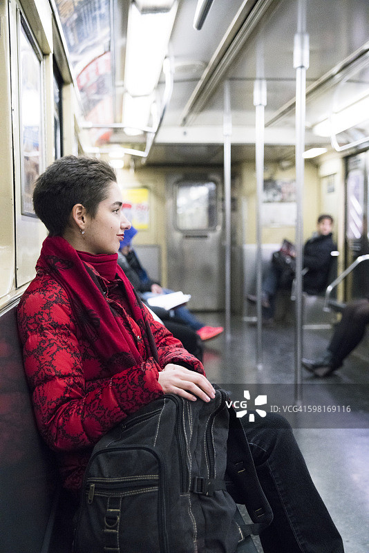 纽约地铁车厢里的年轻女人图片素材
