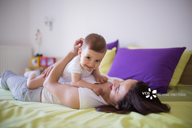 母亲拥抱孩子图片素材