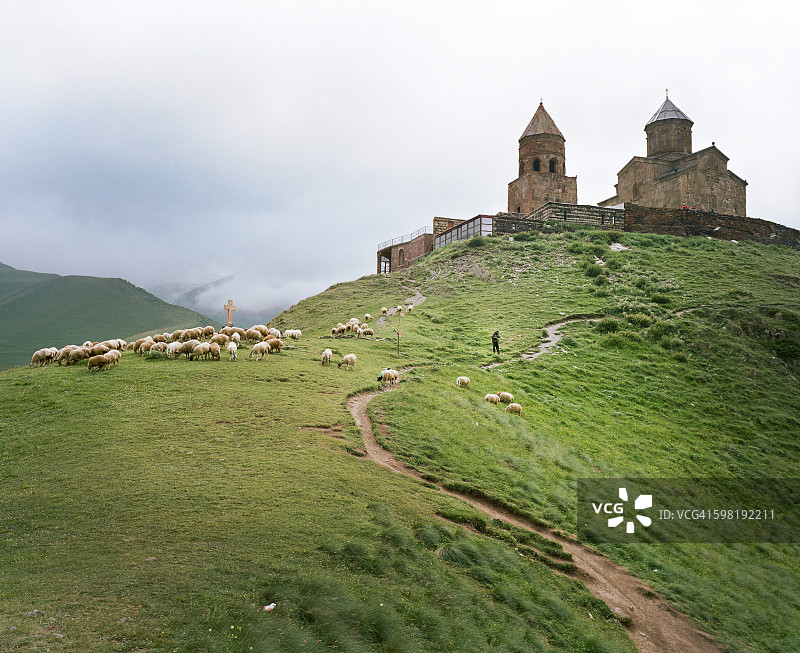 带有牧羊人的格尔盖蒂圣三一教堂图片素材