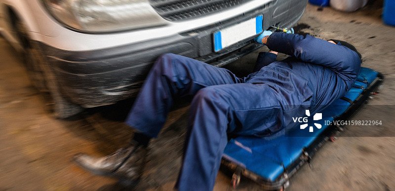 车库里的汽车修理工图片素材