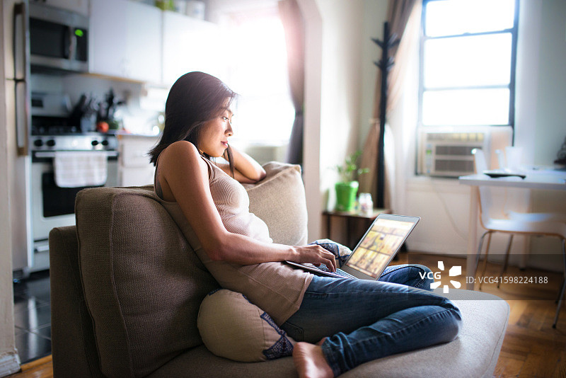 在沙发上放松的平面设计师图片素材