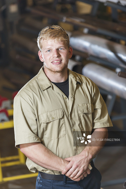 在工厂里工作的年轻男人图片素材