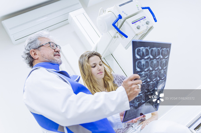 放射科医生和患者图片素材