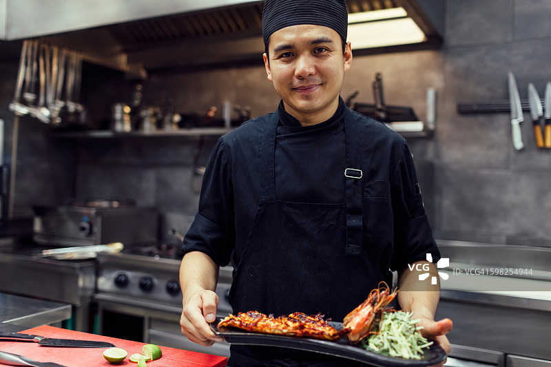 厨师拿着做好的饭菜图片素材
