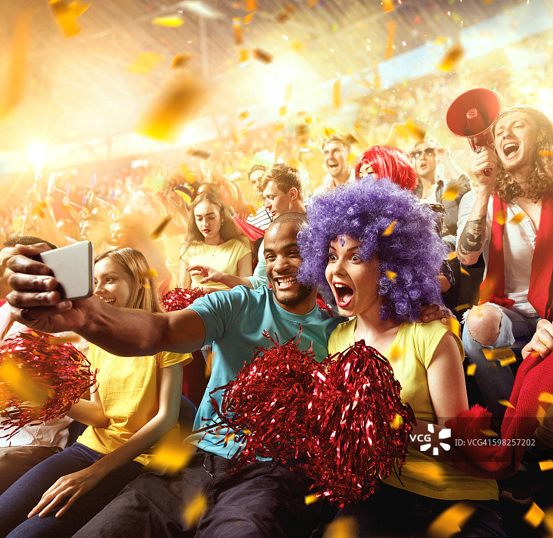 体育迷：热恋中的情侣图片素材