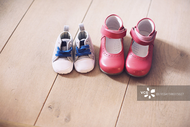 放在地板上的儿童鞋图片素材