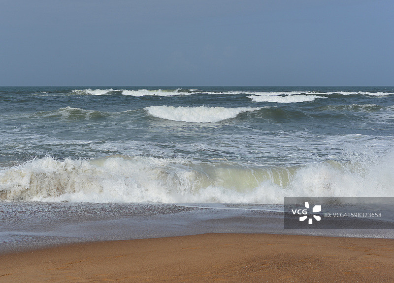卡兰古特海滩的波浪图片素材