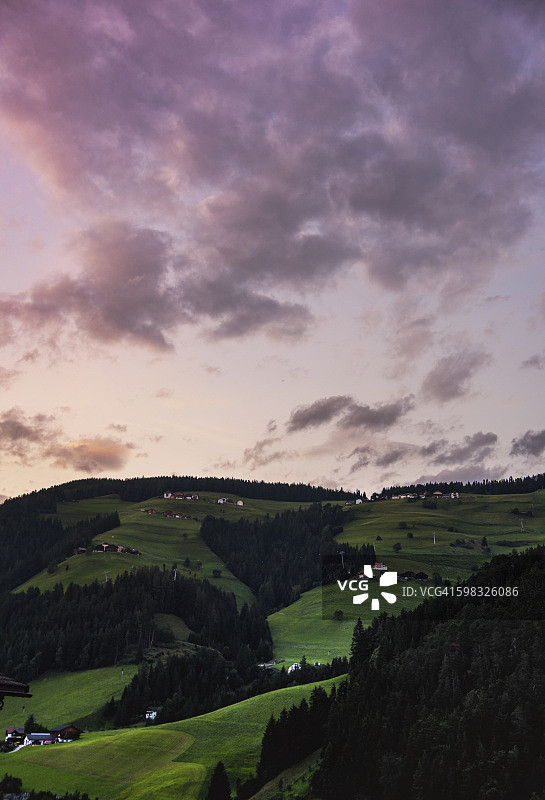 瓦尔巴迪亚山丘上的梦幻日落图片素材