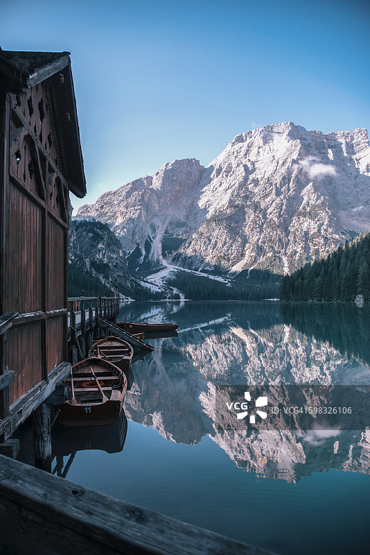 布莱斯湖港口的倒影图片素材