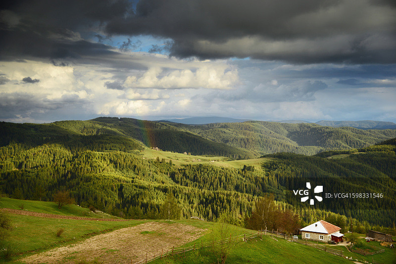 偏远村庄上空的壮丽云彩图片素材