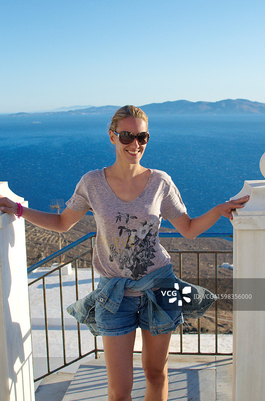 在阳台上摆姿势的女孩图片素材