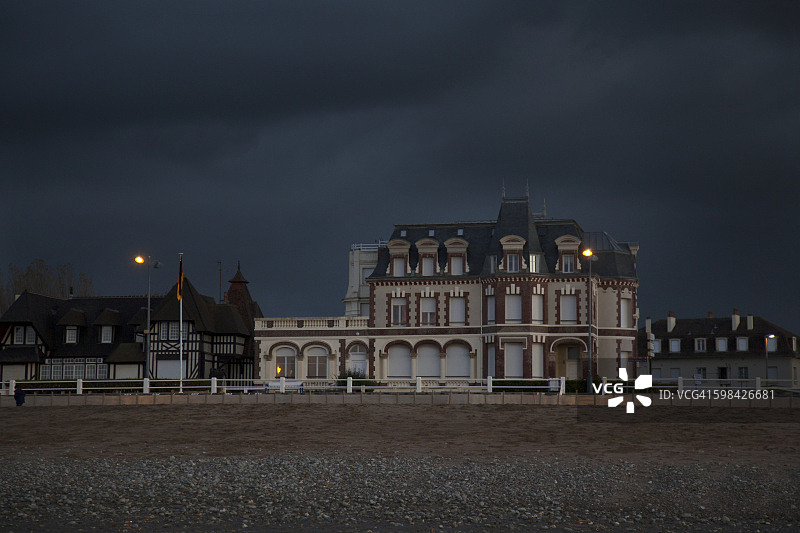 诺曼风格房屋，海滩，多云的天空图片素材