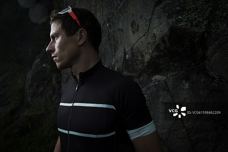 岩石背景前的男子自行车赛车手图片素材