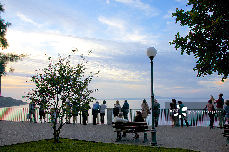 在公园里眺望那不勒斯湾、索伦托的人们图片素材