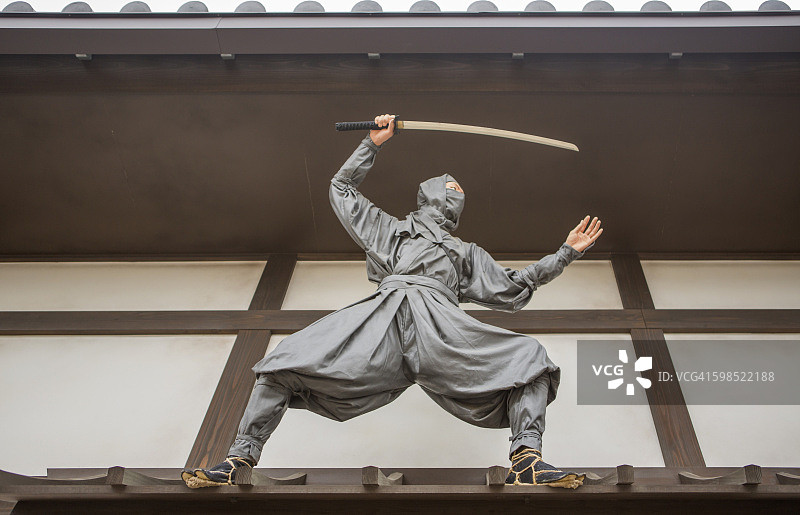 身穿武士忍者服装的模特，拍摄于日本京都东映影城图片素材