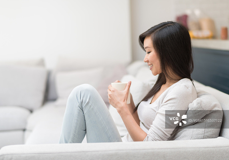 快乐的亚洲女人居家生活图片素材