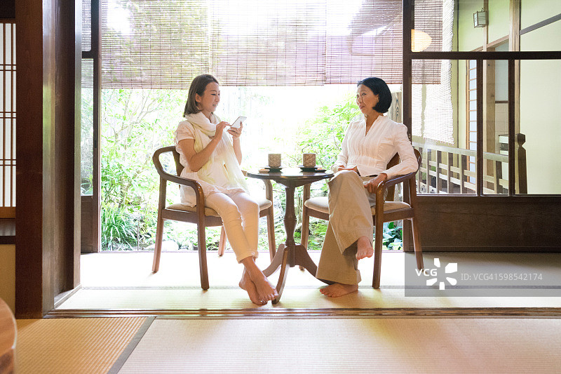 快乐的日本女性在传统咖啡馆开会图片素材