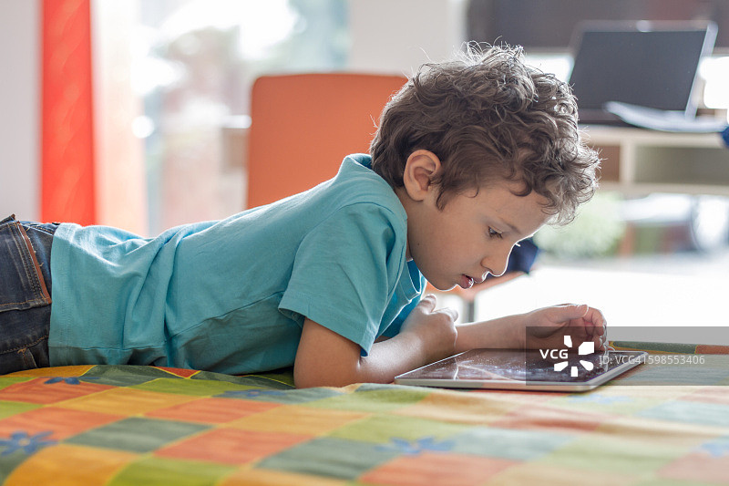 小男孩使用平板电脑图片素材