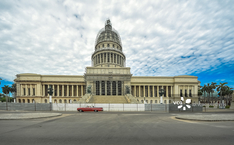 古巴哈瓦那国会大厦与红色老爷车图片素材