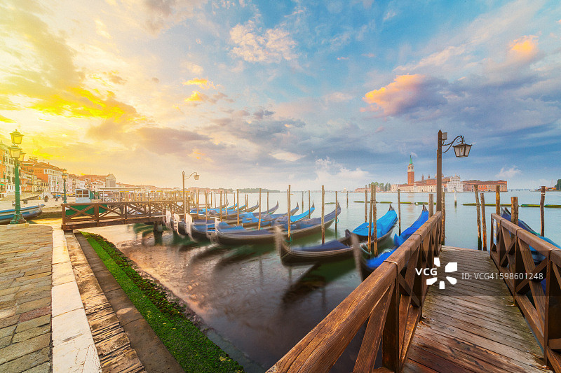 日出时分的意大利威尼斯贡多拉图片素材