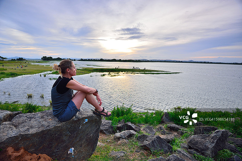 女人欣赏湖上日落图片素材