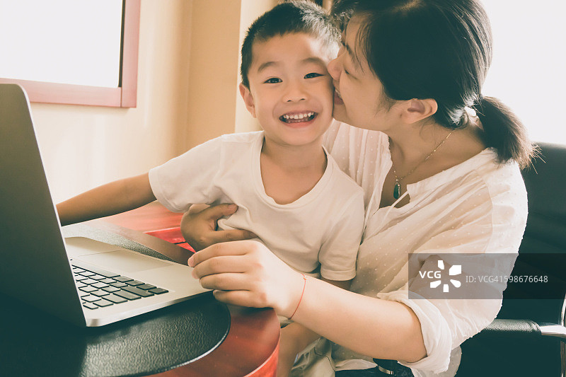 亚洲母亲亲吻儿子图片素材