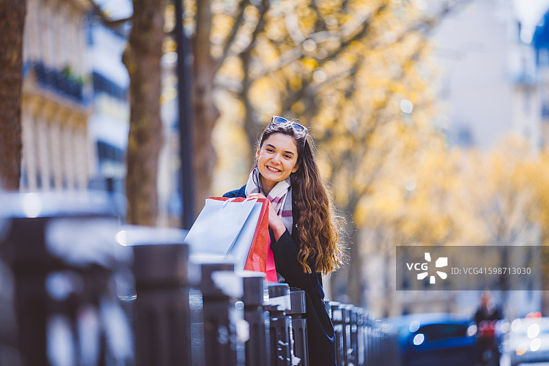 年轻女人享受购物图片素材