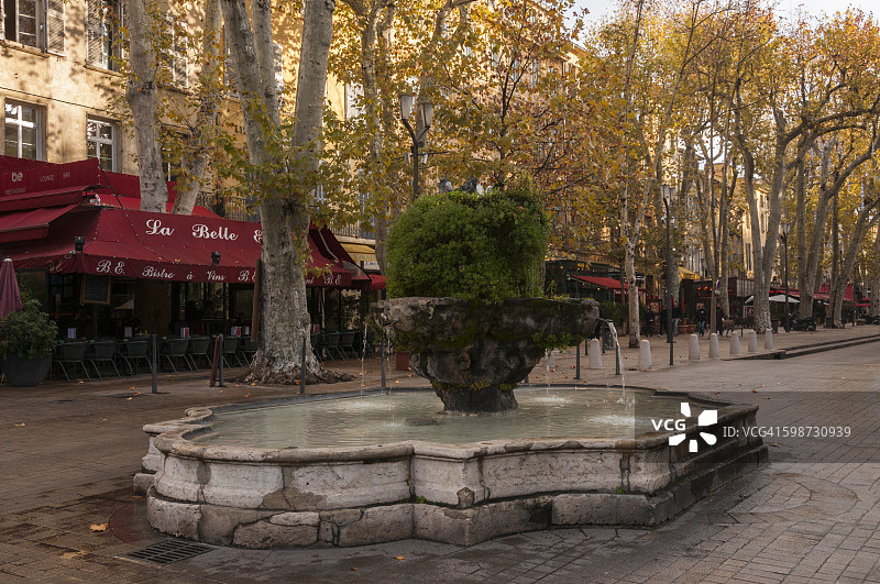 普罗旺斯地区艾克斯，米拉波大道喷泉图片素材