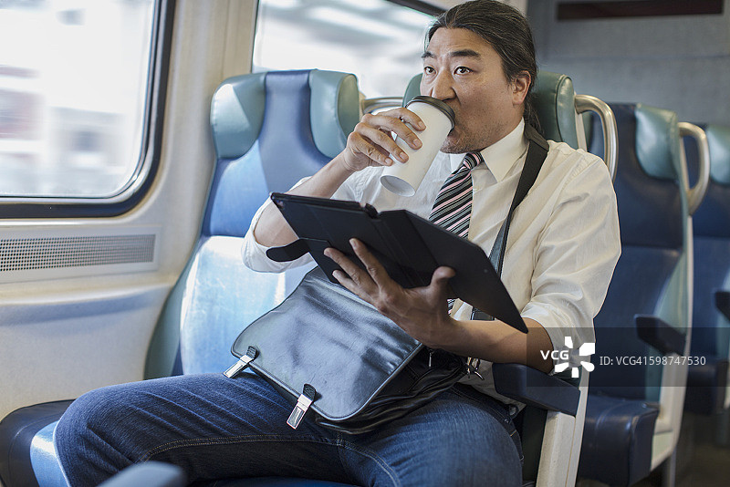 在通勤列车上工作的现代商人图片素材