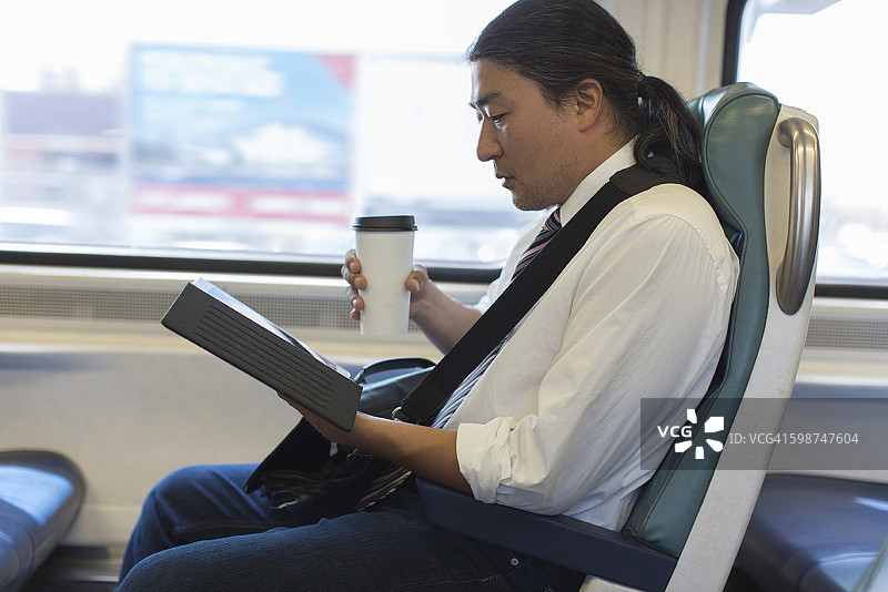 在通勤列车上工作的现代商人图片素材